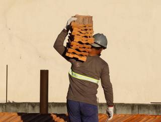 Renda do contrato intermitente foi menor que salário mínimo em 2023