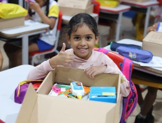 Prefeito Pablo Geovanni inicia entrega de kits escolares e uniformes para alunos da rede municipal em Campos Belos