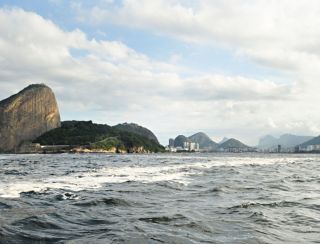 Secretaria identifica navio que derramou óleo na Baía de Guanabara