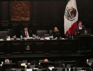 México avança com reforma que reestatiza petróleo e energia elétrica