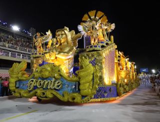 Carnaval carioca começa com desfile da Série Ouro e 22 blocos de rua