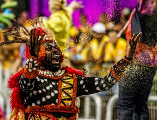 Sete escolas de samba abrem os desfiles no Sambódromo do Anhembi