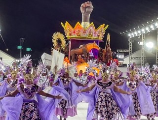 Desfile de escolas de samba reafirma tradição popular no RS