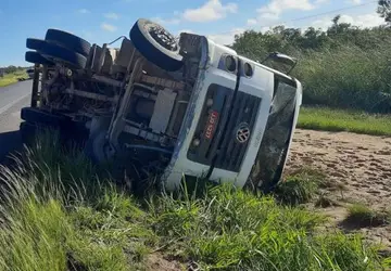 Motorista morre após caminhão tombar na BR-020, próximo a Roda Velha-BA
