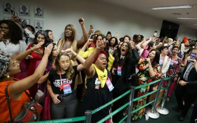 Sob protestos, CCJ da Câmara aprova PEC que proíbe aborto legal