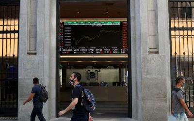 Bolsa sobe quase 2% e atinge maior nível em um mês e meio