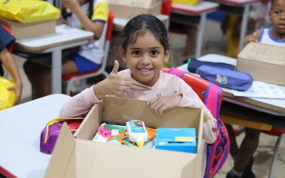 Prefeito Pablo Geovanni inicia entrega de kits escolares e uniformes para alunos da rede municipal em Campos Belos