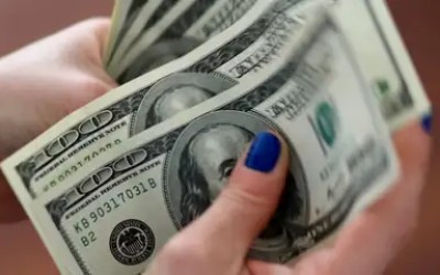 Dólar cai para R$ 5,86 e fecha no menor nível em dois meses