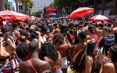 Rio tem sábado de praia, mais de 50 blocos e teste de luz na Sapucaí